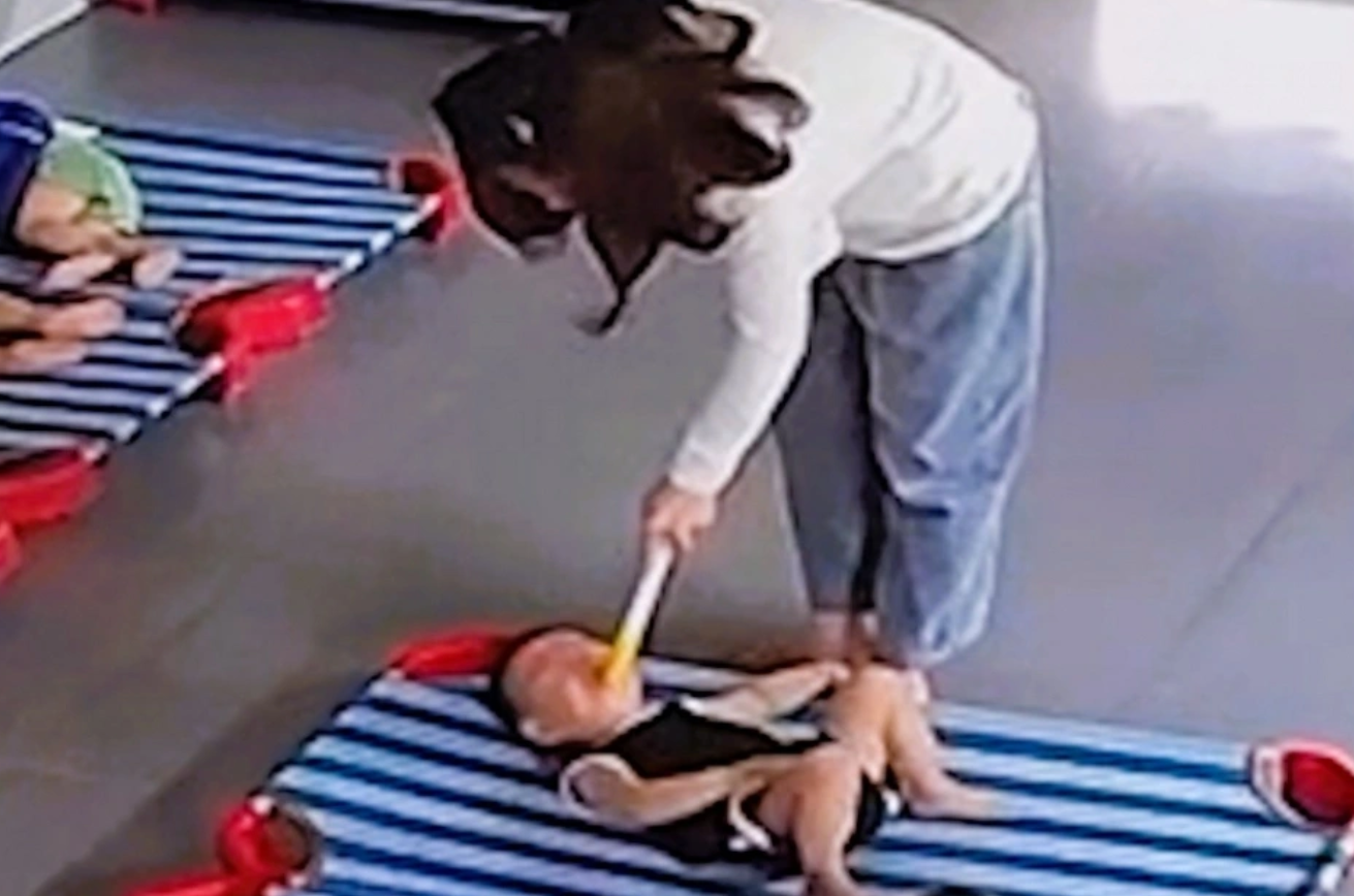 Hình ảnh bảo mẫu bạo hành trẻ em