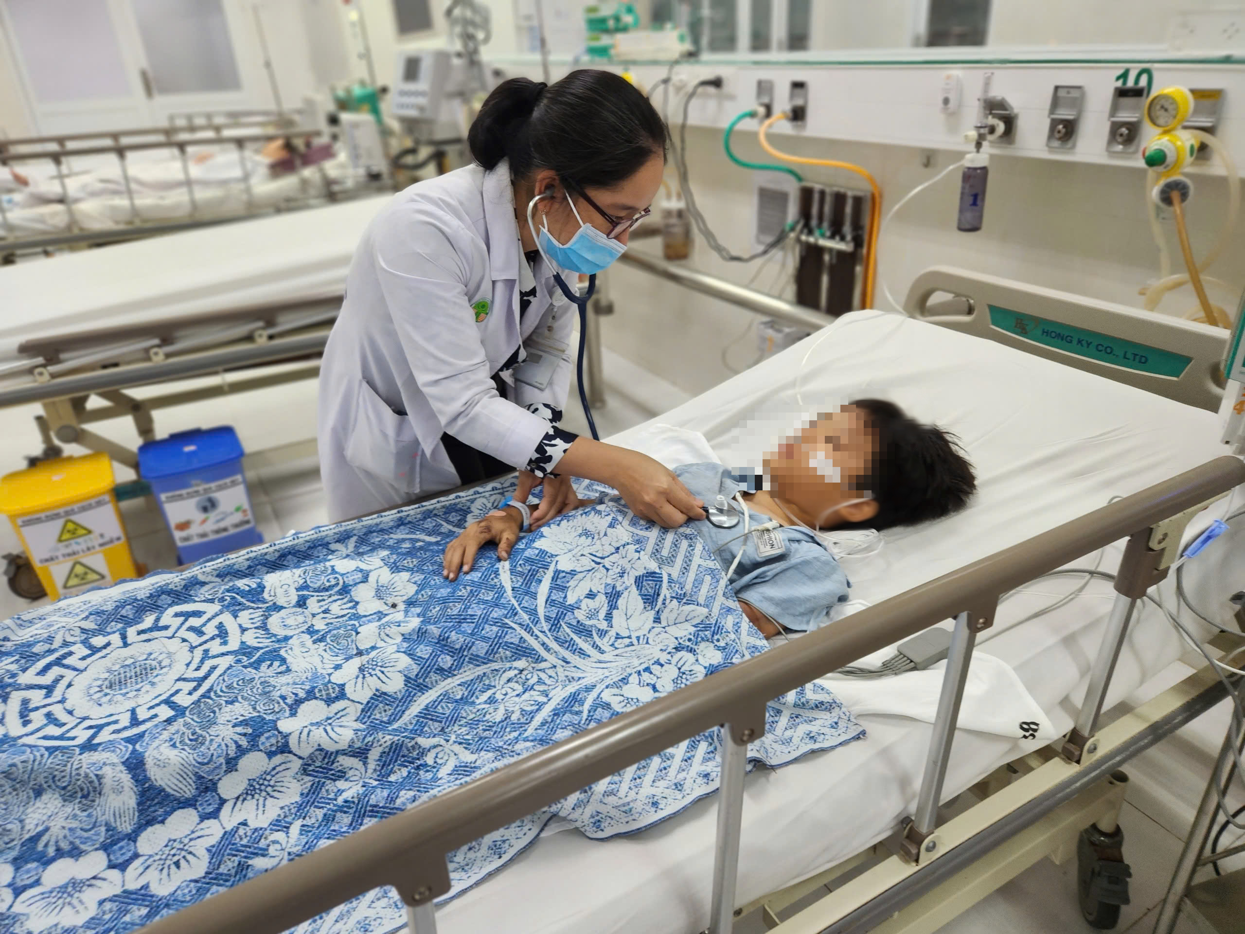 Bé gái 9 tuổi bị dập phổi, tổn thương gan sau tai nạn trên cao tốc Vĩnh Hảo - Phan Thiết - Ảnh 1.