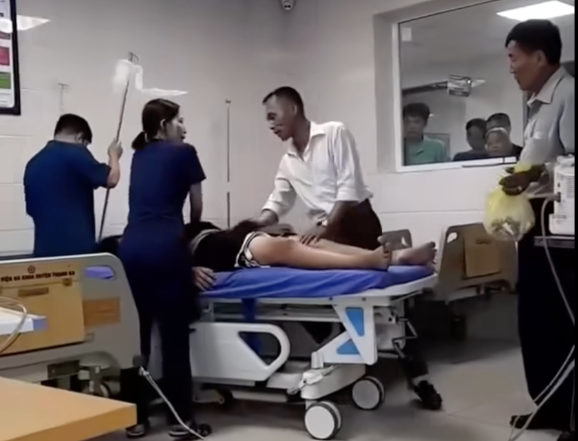 Hành hung nhân viên y tế trong lúc cấp cứu - Ảnh 2.