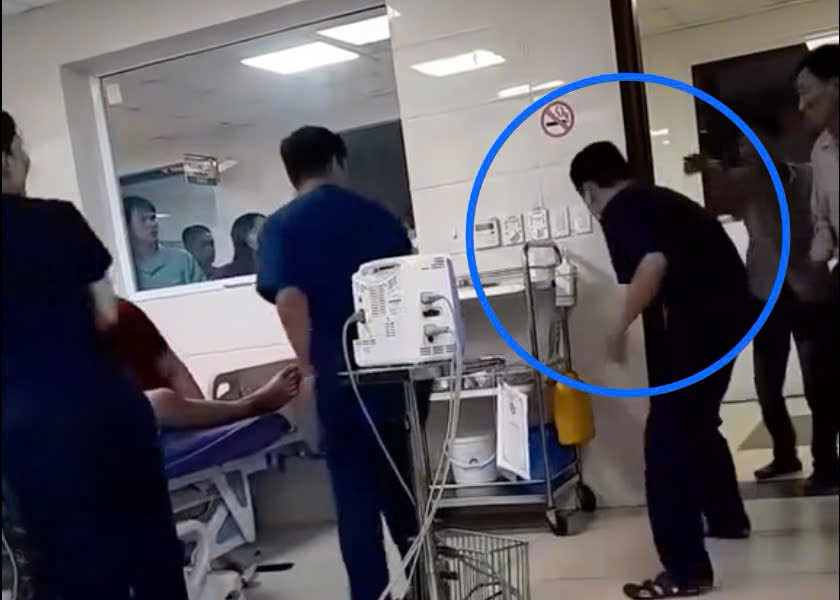 Hành hung nhân viên y tế trong lúc cấp cứu - Ảnh 1.