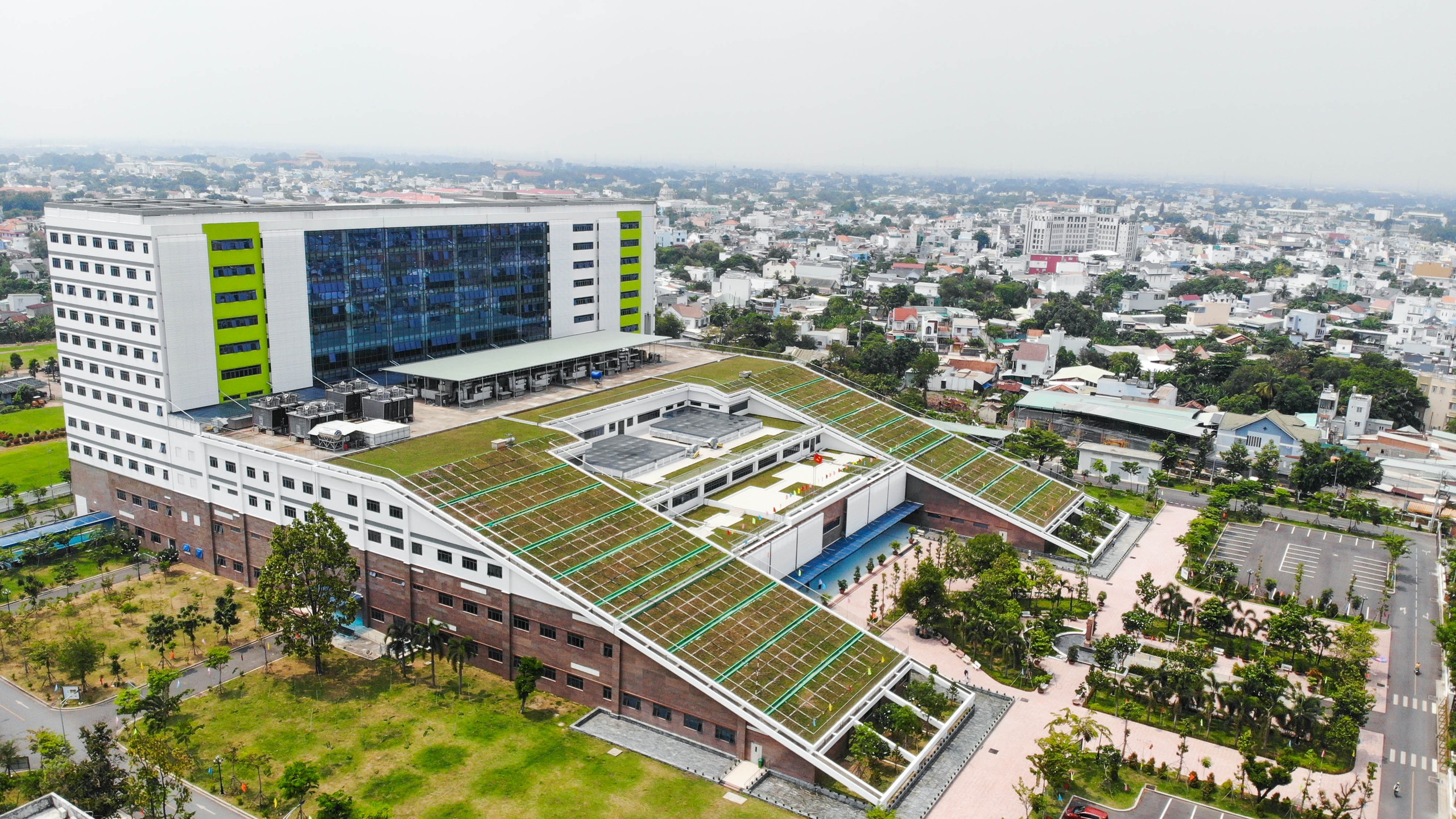 Khánh thành bệnh viện 12 tầng, có bãi đáp trực thăng ở cửa ngõ Tây Bắc TP HCM- Ảnh 1.