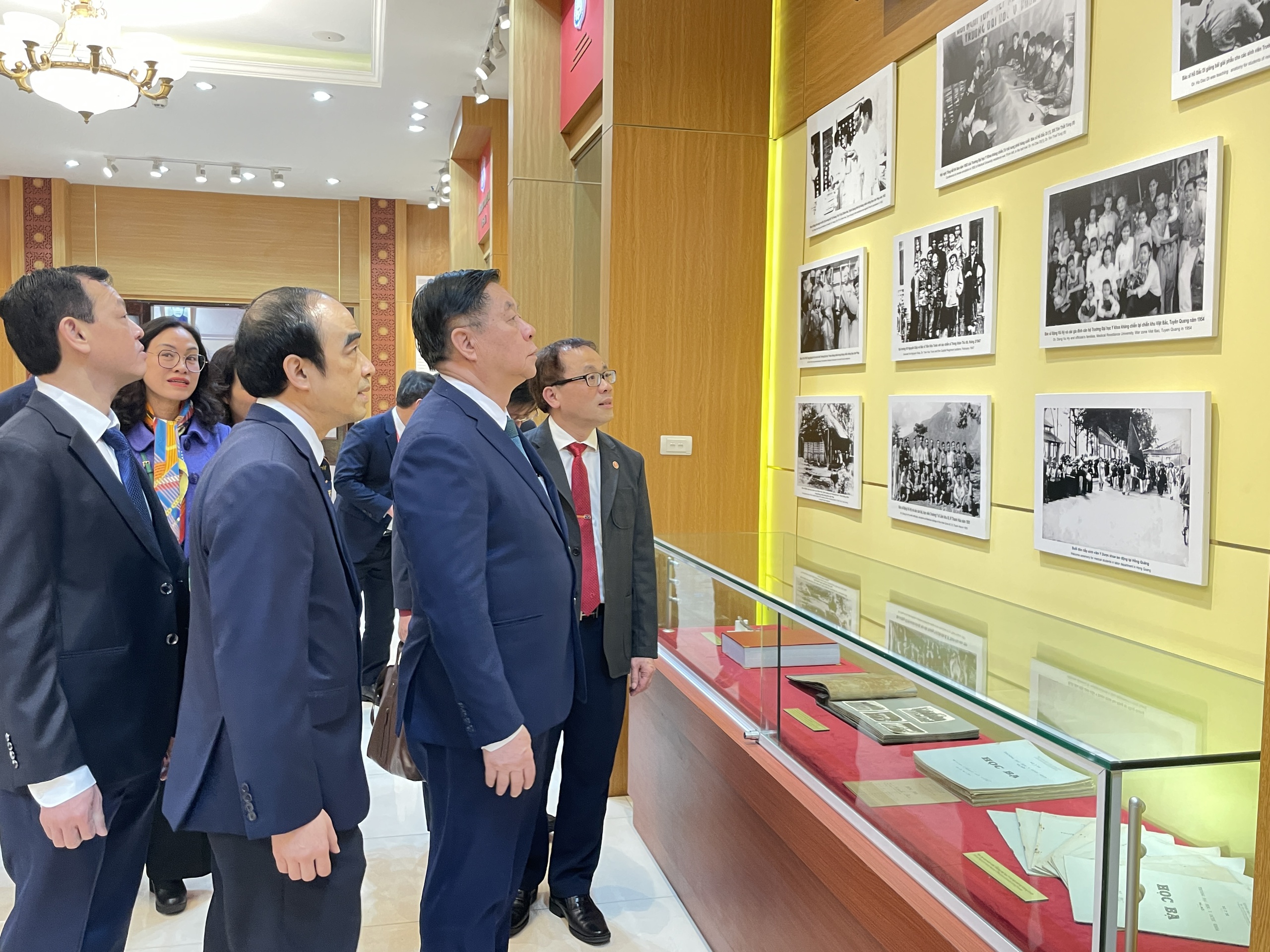 Lãnh đạo Trung ương thăm Trường Đại học Y Hà Nội - Ảnh 2.