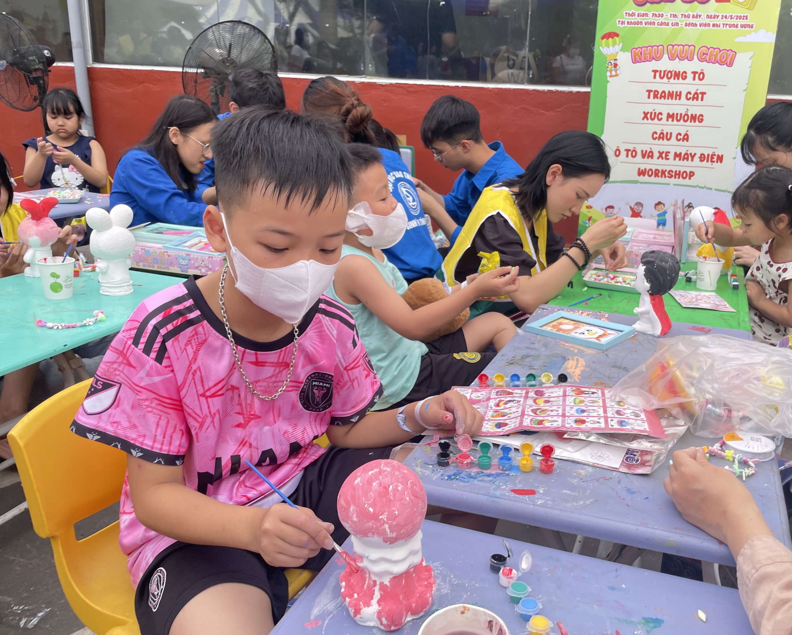 Hơn 1,3 tỷ đồng mang niềm vui Tết Thiếu nhi đến hàng ngàn trẻ em - Ảnh 1.