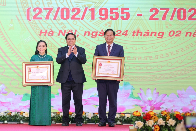 Thủ tướng yêu cầu khẩn trương xây dựng chính sách đặc biệt cho nhân viên y tế - Ảnh 1.