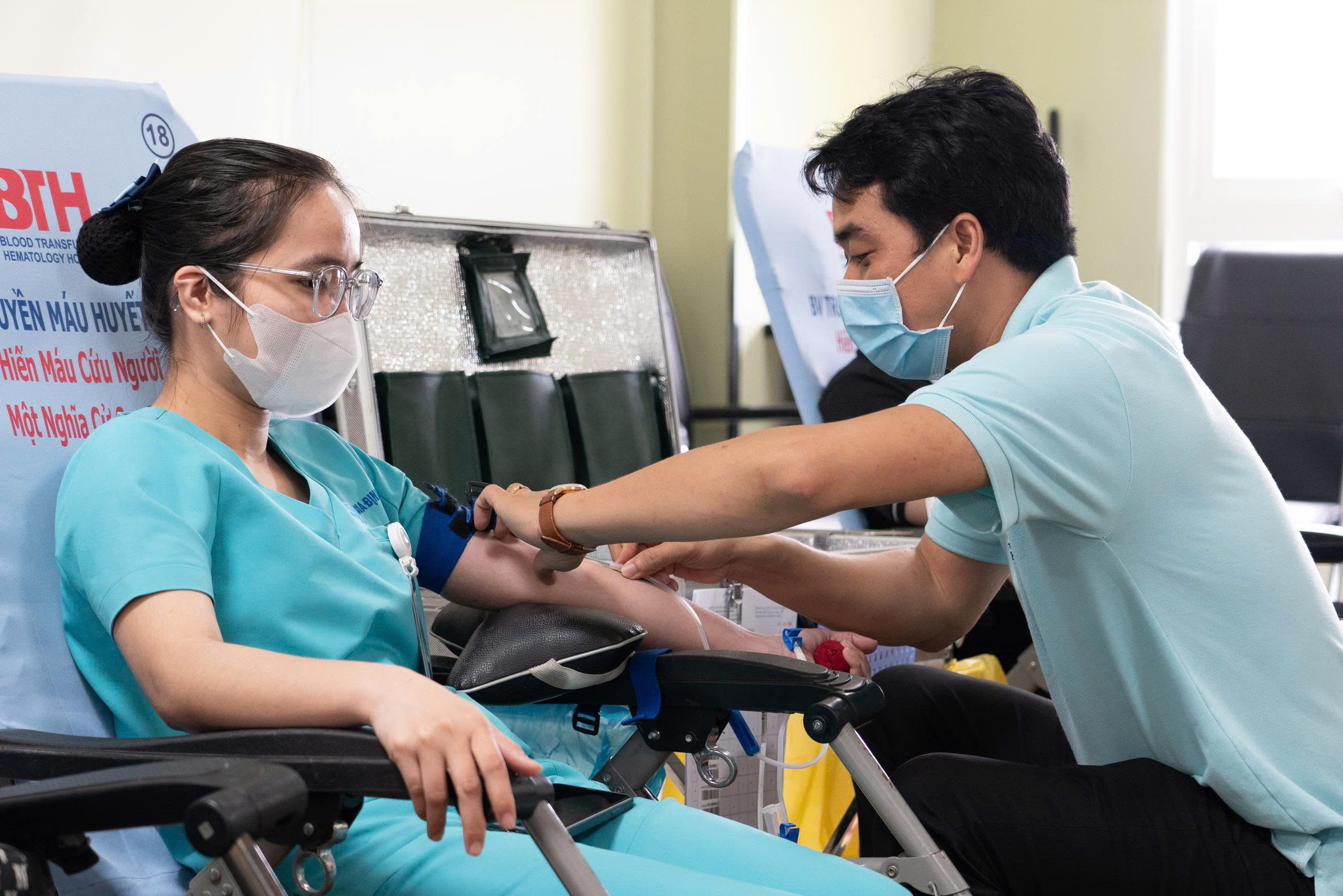 Nhân viên y tế tham gia hiến máu