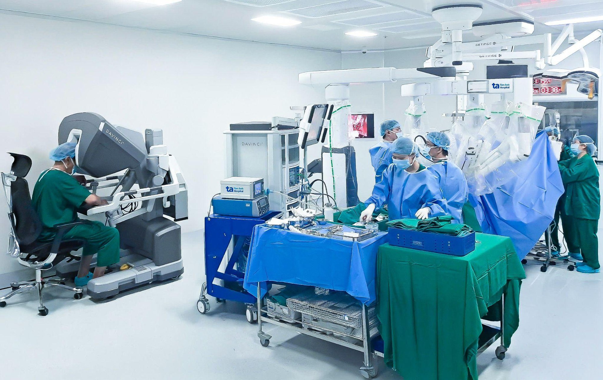TP HCM Ra Mắt Robot Phẫu Thuật Hiện Đại Hỗ Trợ Bác Sĩ Trong Việc Điều Trị Nhiều Bệnh Lý Nguy Hiểm - Ảnh 1.