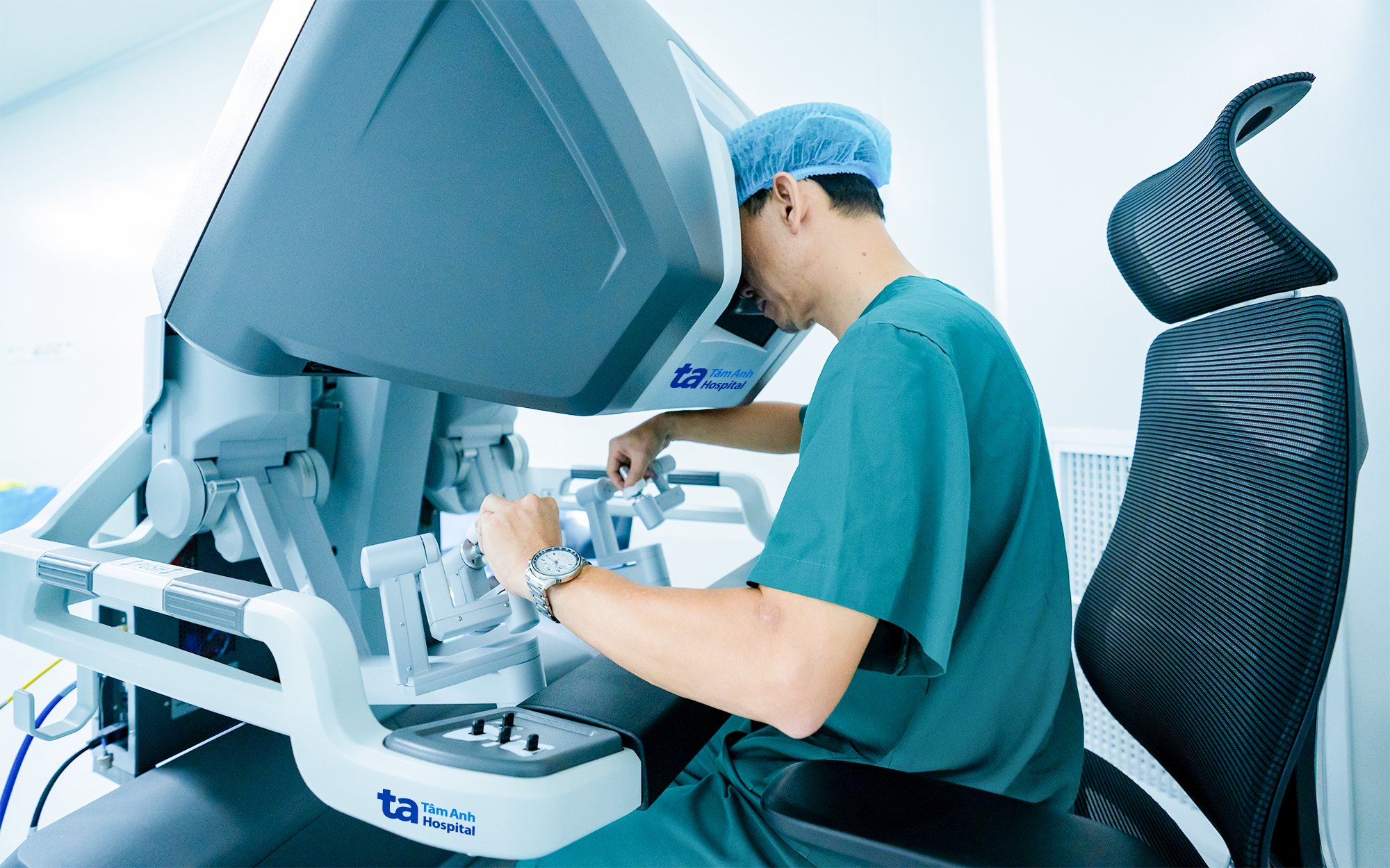 TP HCM Ra Mắt Robot Phẫu Thuật Hiện Đại Hỗ Trợ Bác Sĩ Trong Việc Điều Trị Nhiều Bệnh Lý Nguy Hiểm - Ảnh 2.