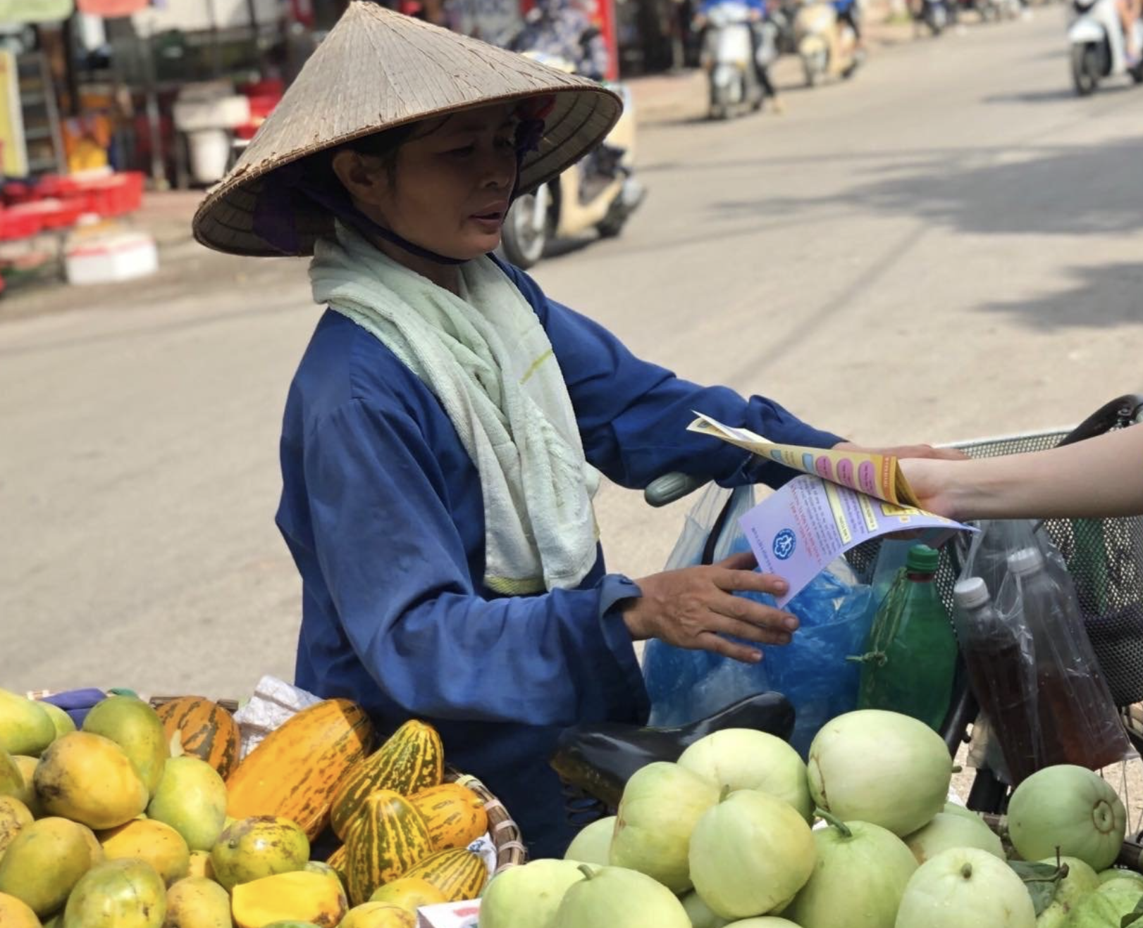 Bộ Y tế xem xét hỗ trợ chi phí bảo hiểm y tế cho người có thu nhập thấp - Ảnh 1.
