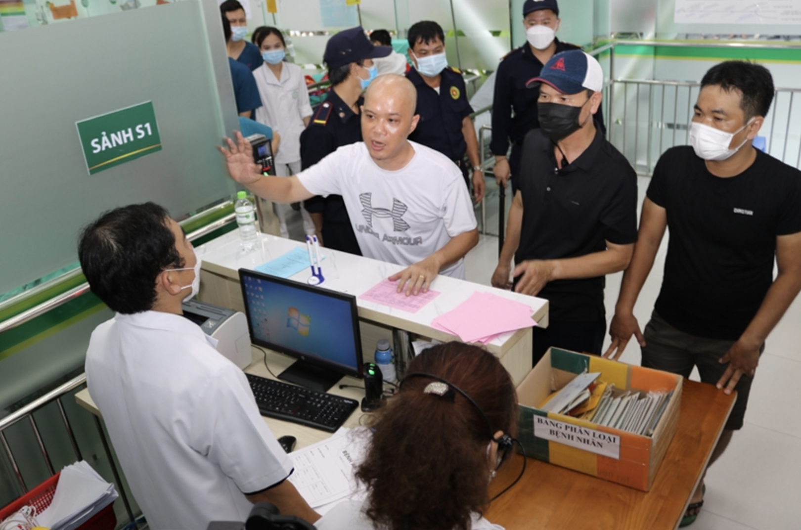 Lãnh đạo bệnh viện lớn nhất miền Bắc nói về "hàng rào" bảo vệ nhân viên y tế- Ảnh 2.