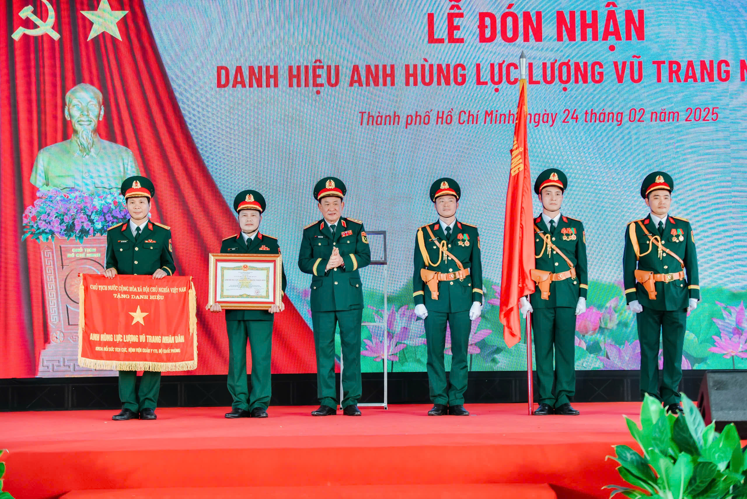 Khoa Hồi sức tích cực vinh dự nhận danh hiệu Anh hùng Lực lượng vũ trang nhân dân - Ảnh 2.