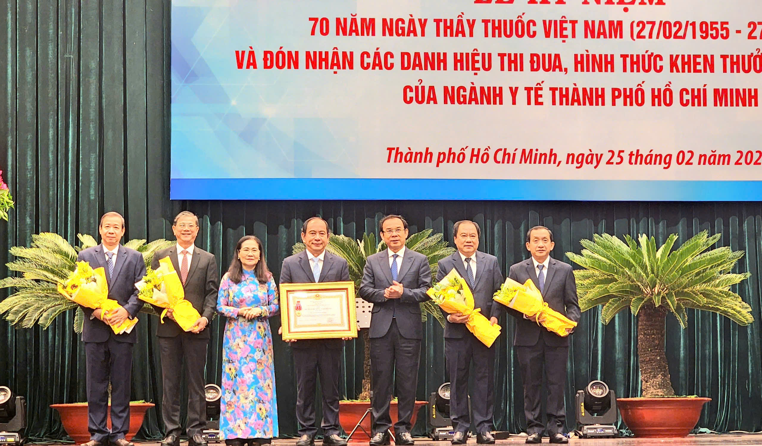 Sở Y tế TP HCM vinh dự nhận Huân chương Lao động hạng Nhất - Ảnh 2.