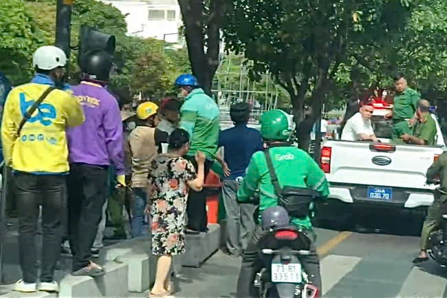Nam bảo vệ bị tấn công tại phố đi bộ, đang được điều trị tại bệnh viện - Ảnh 1.