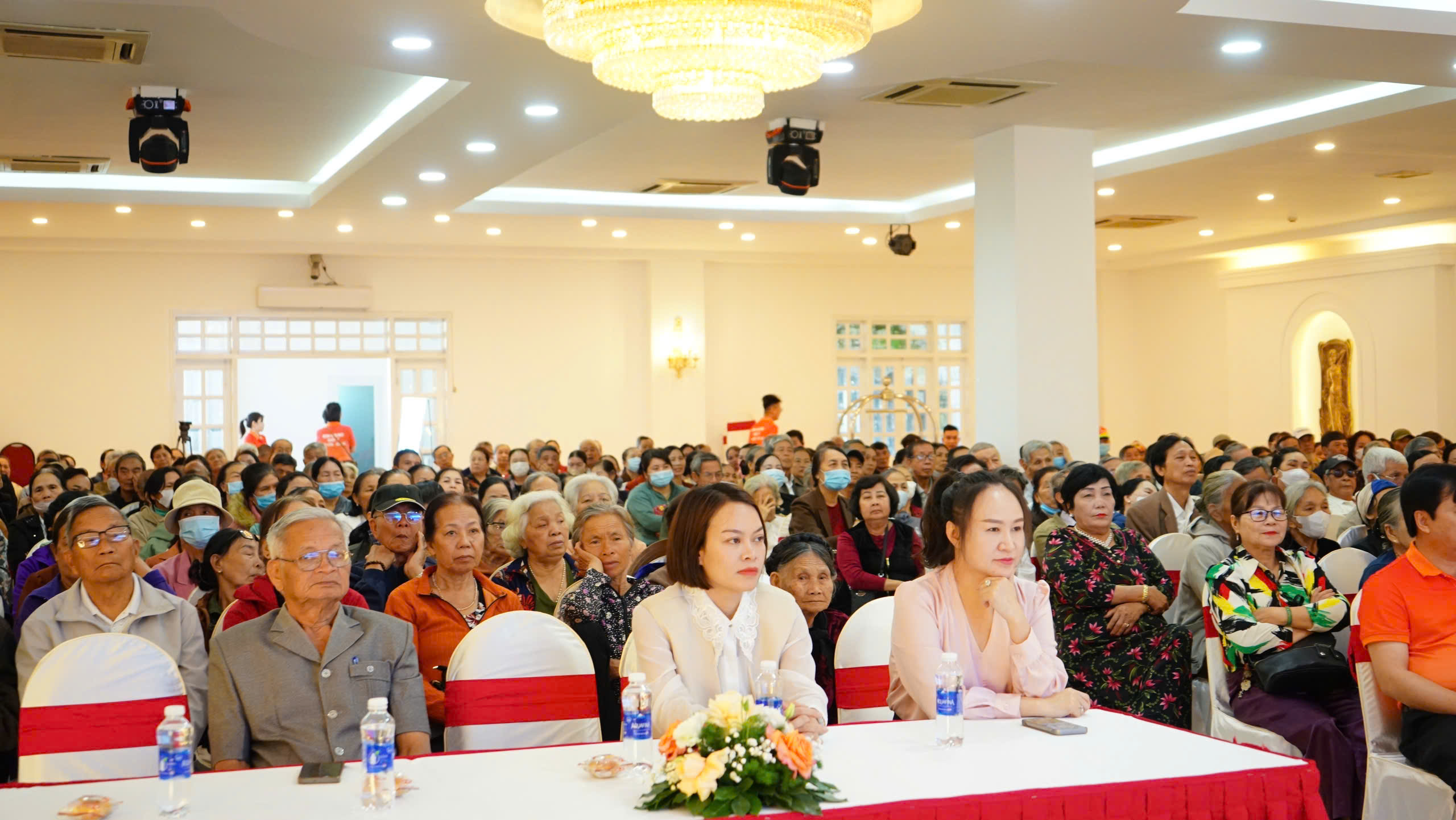 Người cao tuổi và những mối lo về bệnh lý: Chuyên gia giải đáp - Ảnh 2.