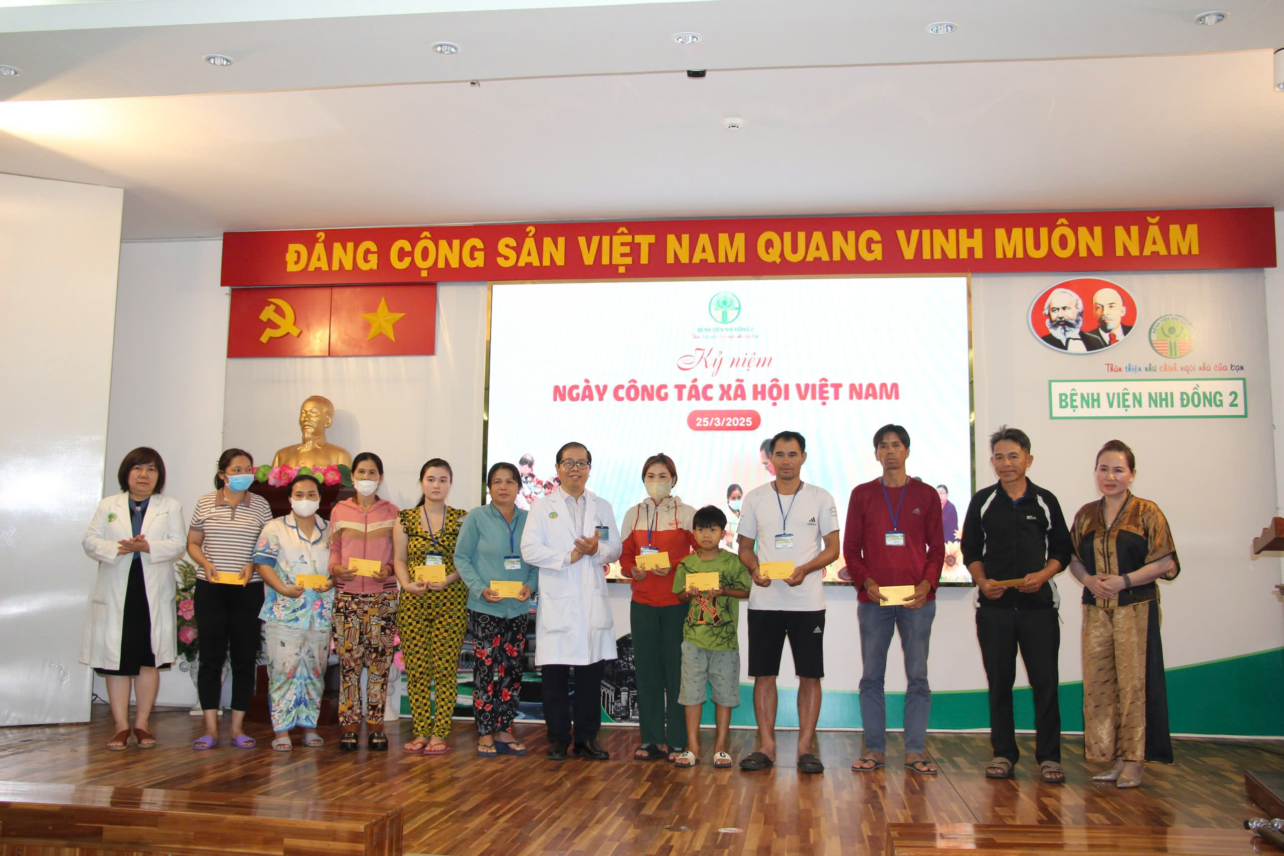 Bệnh viện hỗ trợ điều trị cho trẻ em với hơn 20 tỷ đồng mỗi năm - Ảnh 1.