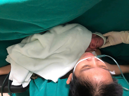 Điều kỳ diệu đã đến với mẹ con sản phụ chấn thương sọ não sau 70 ngày hôn mê.