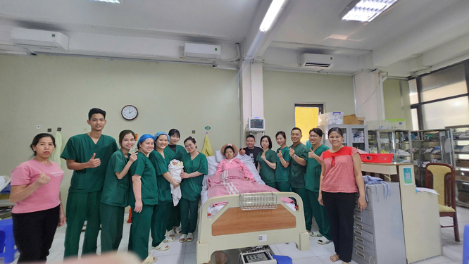 Các y bác sĩ chụp ảnh cùng bệnh nhân trong ngày xuất viện.