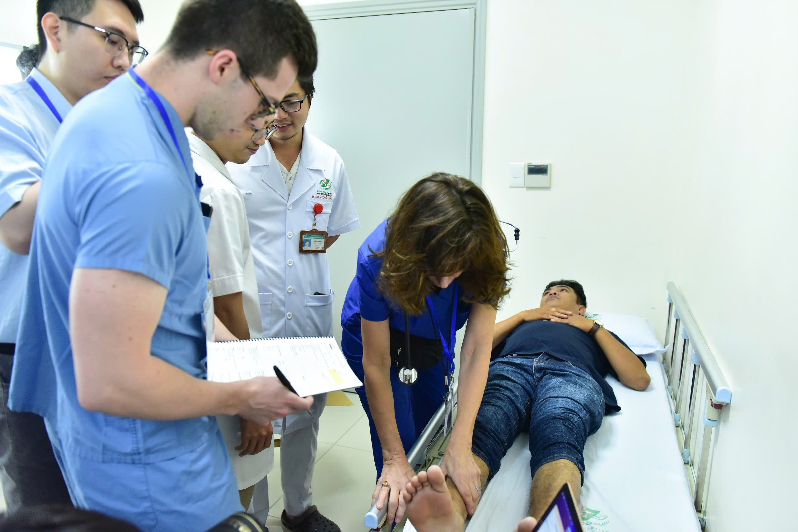 Gắng gượng chịu đau vì không có tiền thay khớp háng- Ảnh 1.