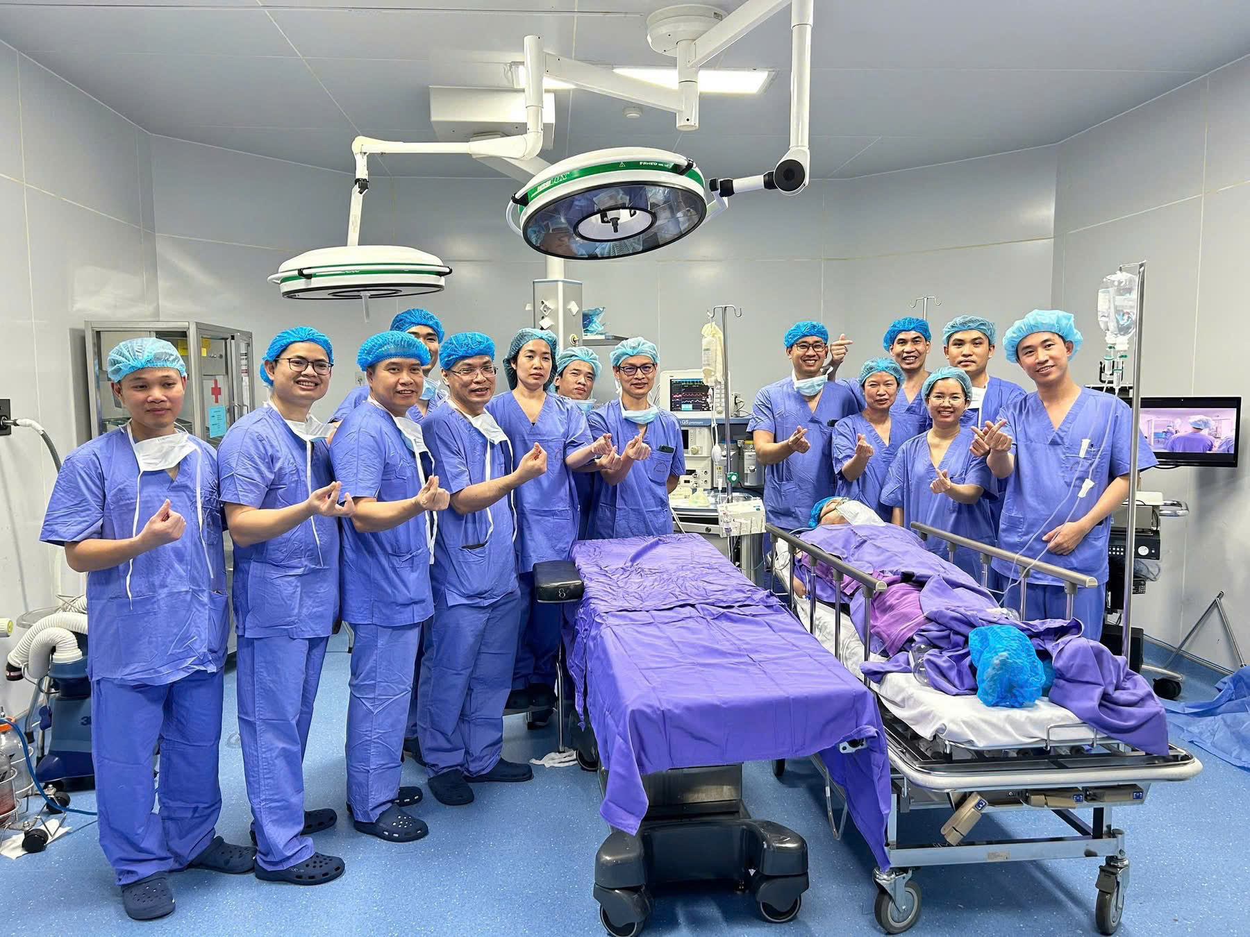 Bệnh viện tỉnh đồng loạt thực hiện hai ca ghép thận từ người hiến chết não- Ảnh 3.
