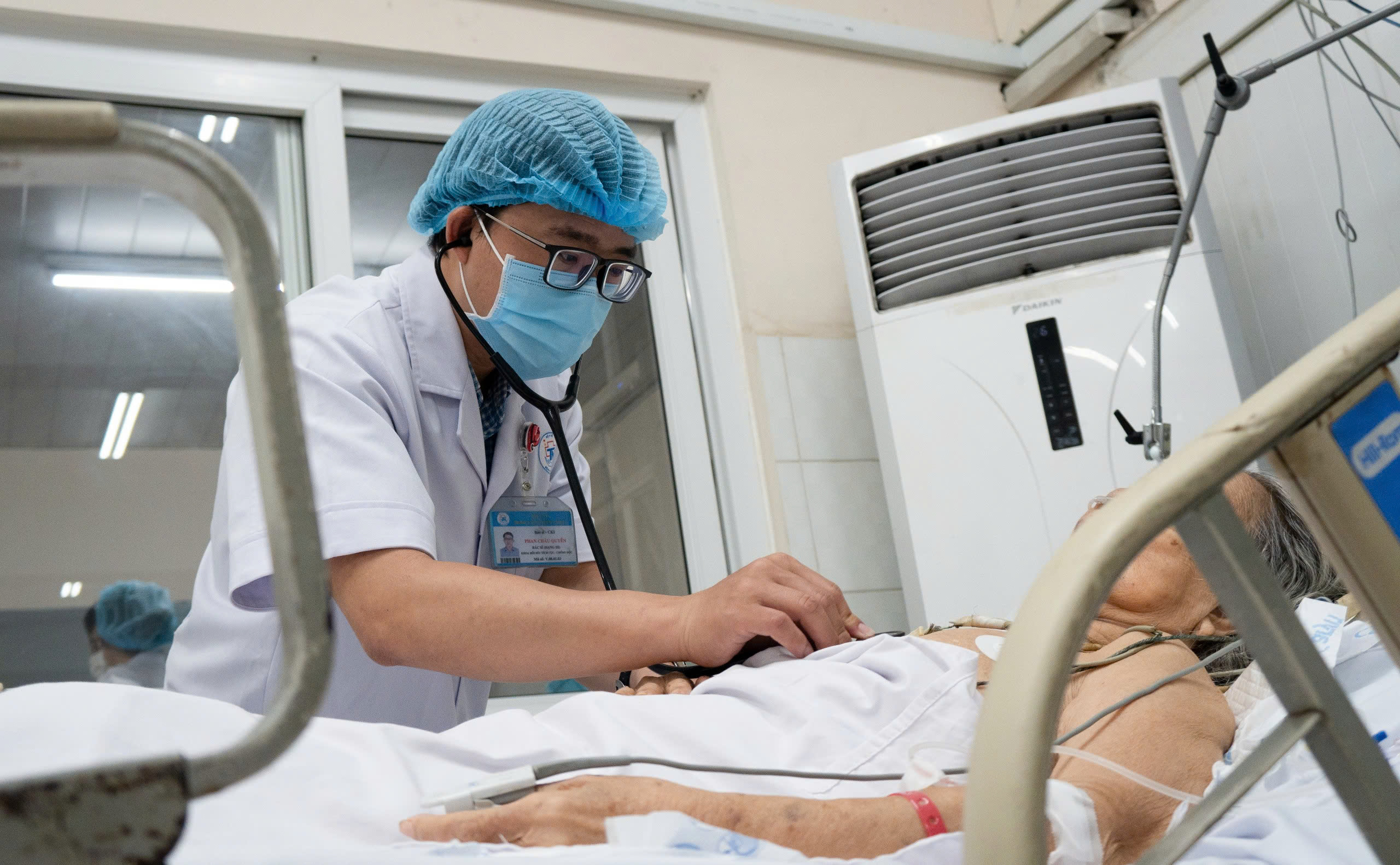 Cụ bà suýt gặp nguy hiểm vì hóc xoài - Ảnh 2.