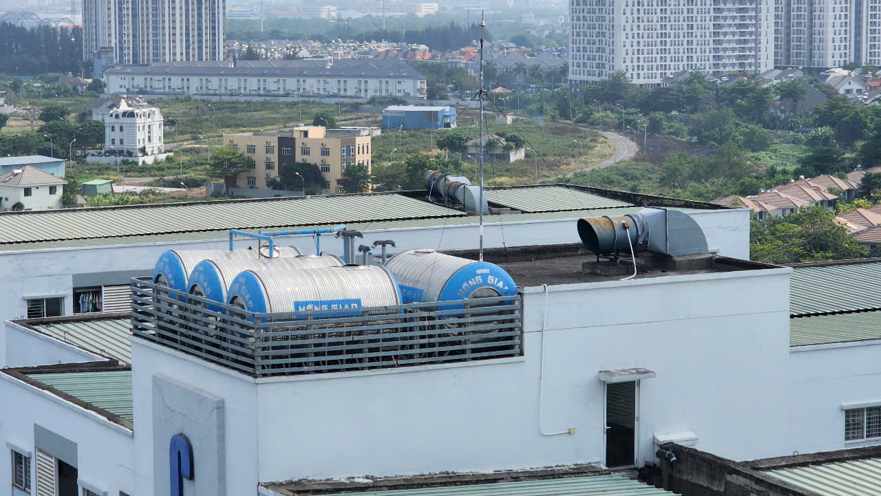 Nước từ nhà máy uống trực tiếp được nhưng đến vòi của không ít hộ dân chung cư thì không bảo đảm - Ảnh 1.