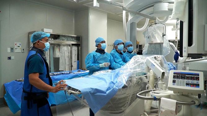 Người tiên phong thông tim bào thai níu lại sự sống - Ảnh 2.