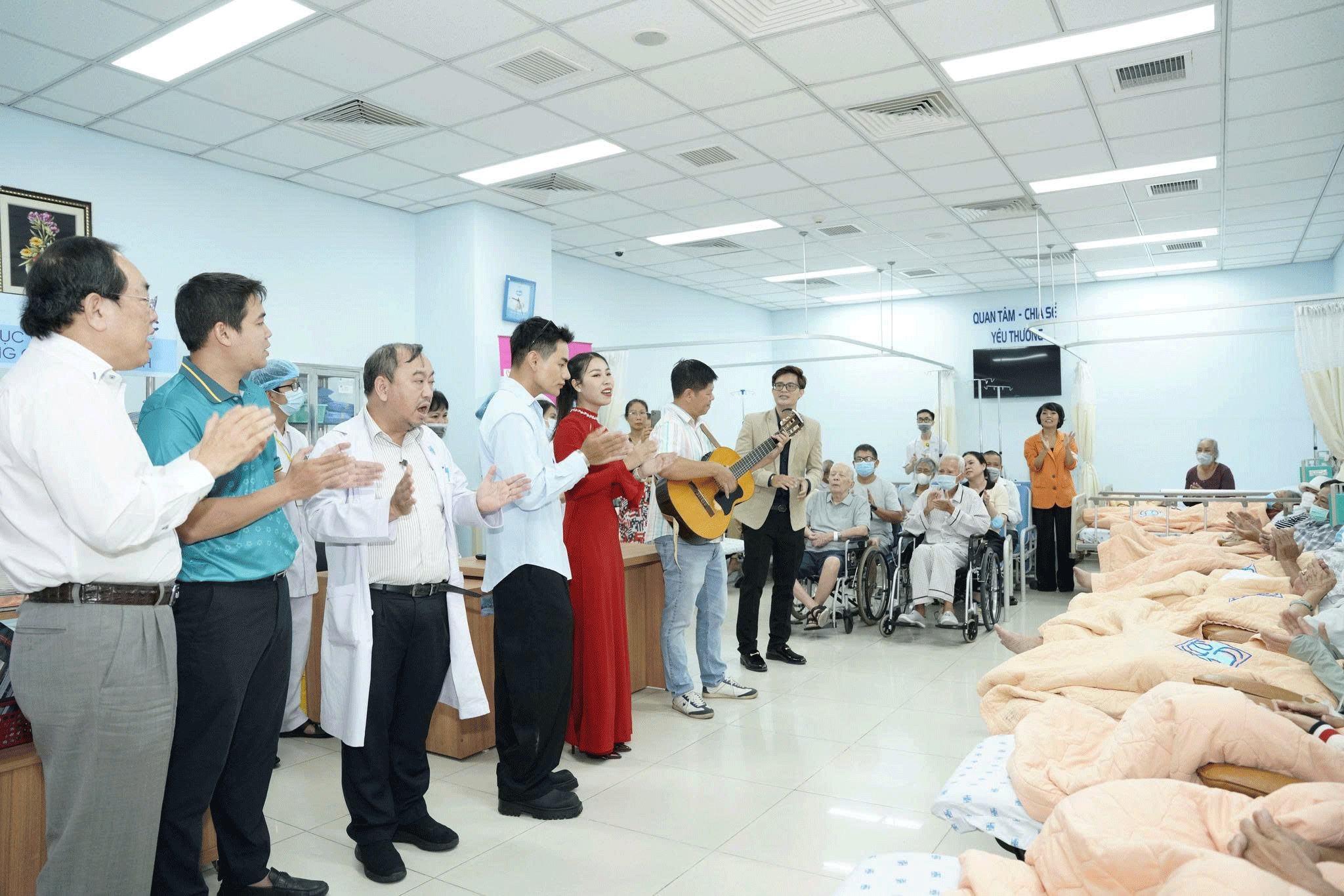 Nụ cười tỏa sáng trong lòng bệnh nhân - Ảnh 1.