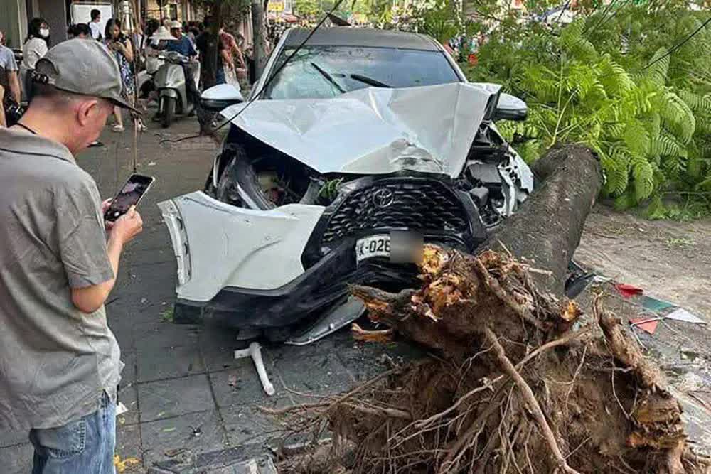 Tai nạn giao thông nghiêm trọng tại Hà Nội: Một người thiệt mạng - Ảnh 2.