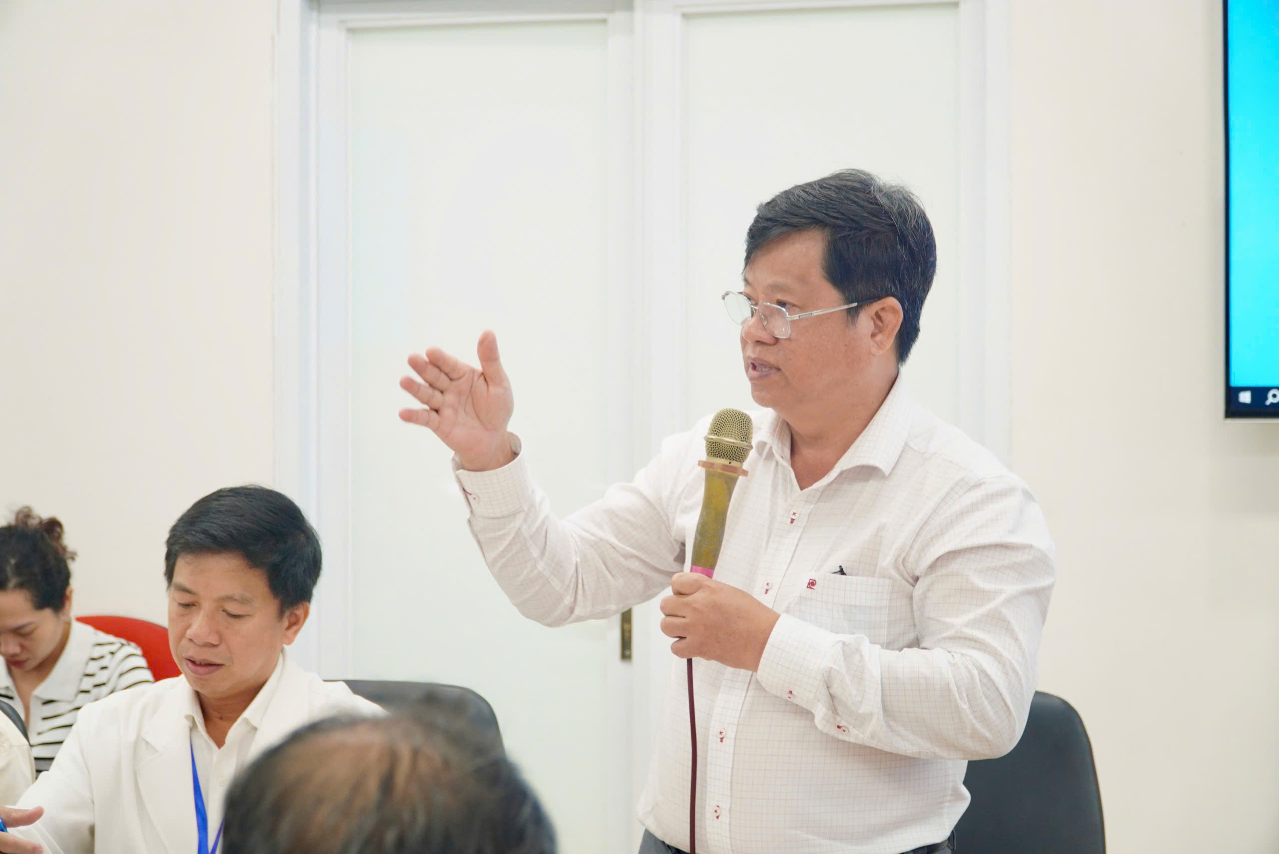 Những ý kiến từ các bệnh viện tại TP HCM về vấn nạn 'cò' khám bệnh - Ảnh 1.